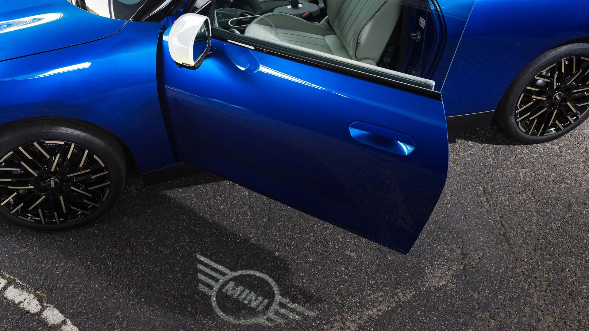 MINI 100% eléctrico - experiencia digital - llave digital plus